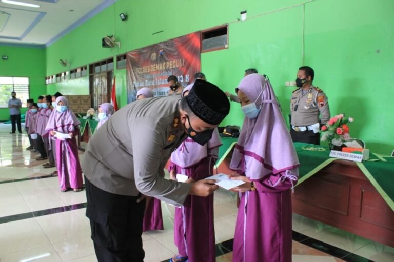 Polres Demak Santuni Anak Yatim