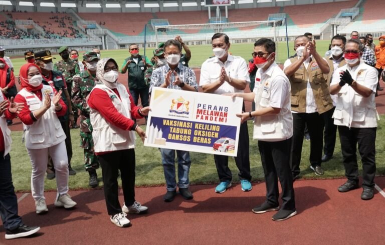 Vaksin Jadi Bambu Runcing di Era Pandemi