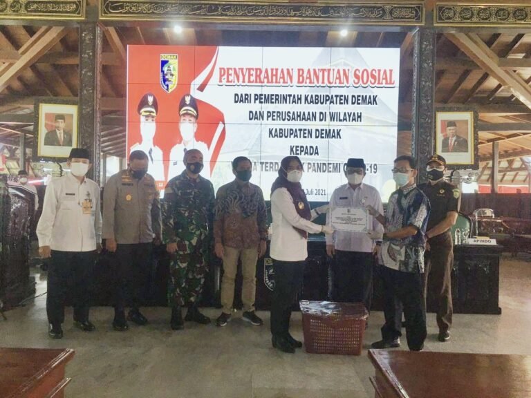 Bupati Salurkan Bantuan Sembako dari Peduli TJLSP Perusahaan