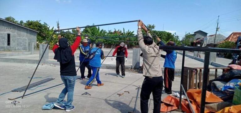 Tagana Dirikan Tenda Keluarga untuk Korban Kebakaran di Desa Mangunrejo Kebonagung