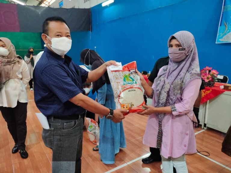 Pemerintah Melalui Dinsos Bagikan Ribuan Sembako
