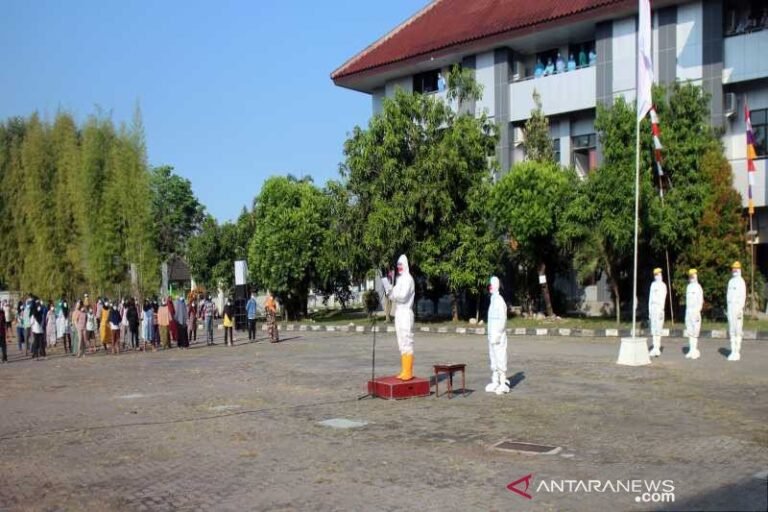 Berbaju Hazmat, Ganjar Pimpin Upacara di Isolasi Terpusat Donohudan