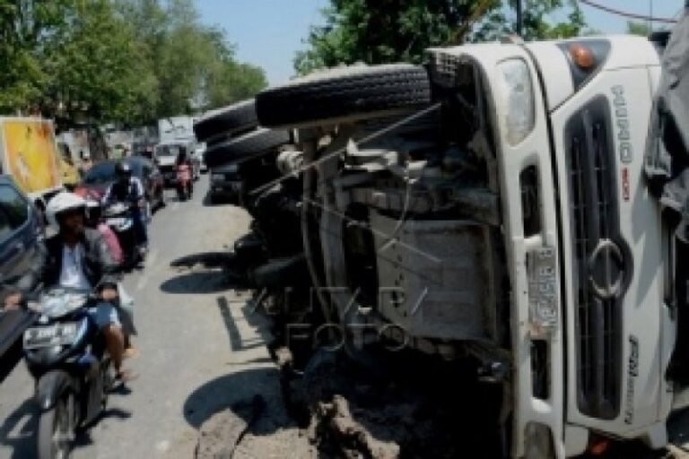 Truk Batu Terguling di Sleman, Enam Orang Tewas