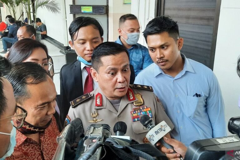 Napoleon Pukuli dan Lumuri Wajah Kece dengan Kotoran