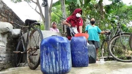 Pamsimas Macet, Warga Ngangsu Air Bersih dari Sawah