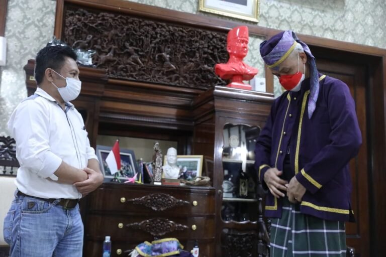 Dianggap Tokoh Paling Peduli Budaya, Tokoh Adat Tobelo Ini Serahkan Baju Adat ke Ganjar