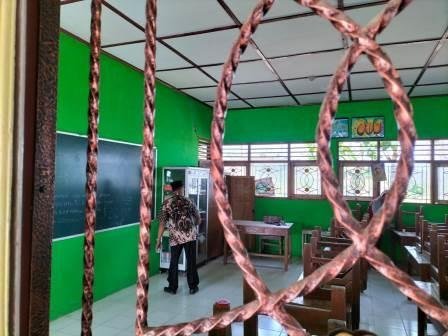 MIRISSS !!! 37 Kaca Jendela SD 2 Gunungsari Dirusak Orang Tak Dikenal