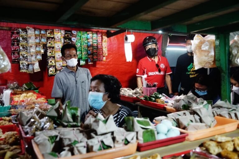Sambil Gowes, Haryanto Nglarisi Dagangan PKL