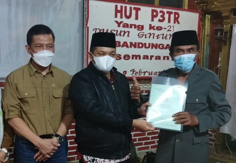 Setelah Berjuang 21 Tahun Petani P3TR Bandungan Terima Sertifikat Tanah Redistribusi dari Bupati Ngesti Nugraha