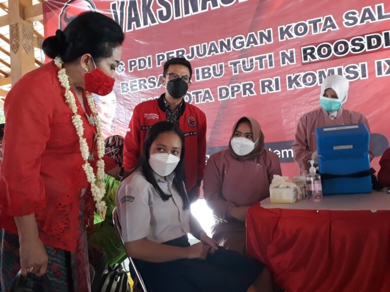 Tuti dan DPC PDIP Salatiga Gelar Vaksinasi Kedua
