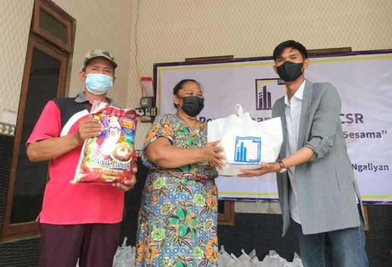 Salurkan Bantuan Kepada Warga Tak Mampu