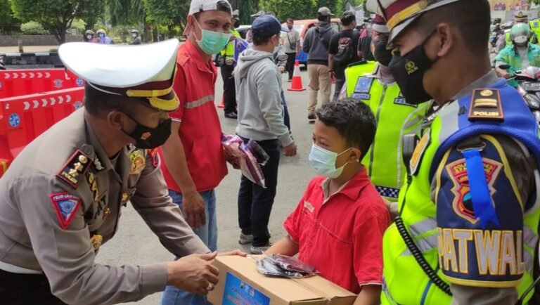 Razia Simpatik Bagikan Sembako Pengguna Jalan