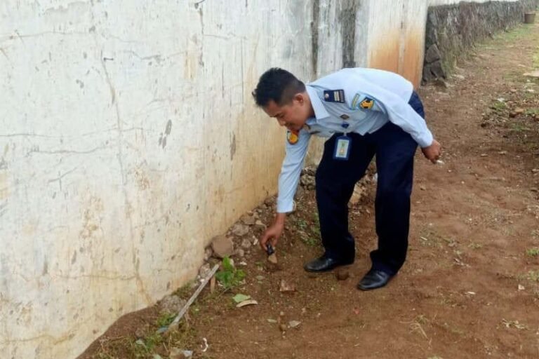 Ada Sabu-sabu Dilempar dari Luar Tembok Lapas Semarang