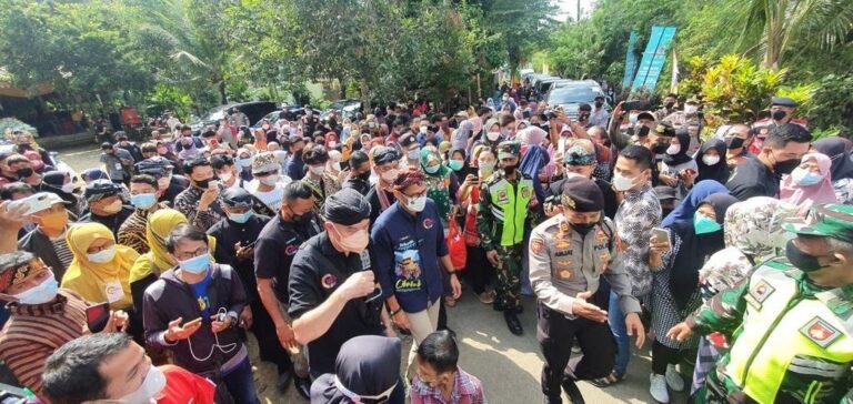 Satu kampung cikakak berjalan jauh, turun gunung, lewat lembah menyambut menteri Sandiaga Uno