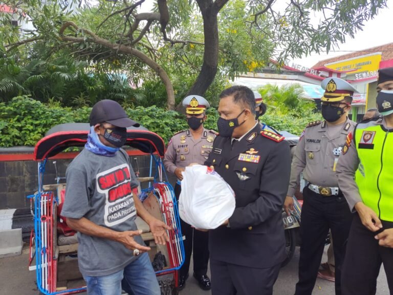 Ditlantas Polda Jateng dan Satlantas Polrestabes Semarang Gelar Bakti Sosial