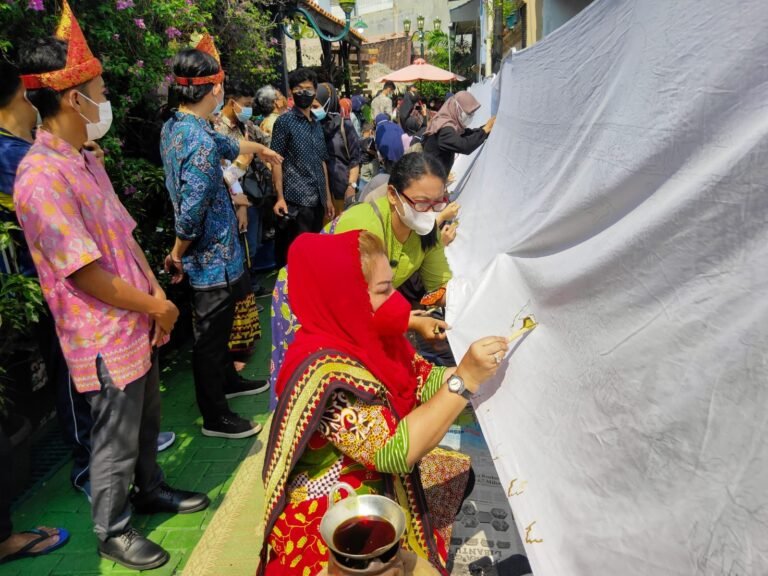 Mahasiswa Kolaborasikan Motif Lampung dan Semarangan