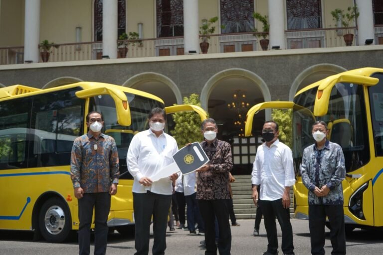 Airlangga Hartarto Hibahkan Bantuan Dua Bus Listrik dan Microbus untuk UGM