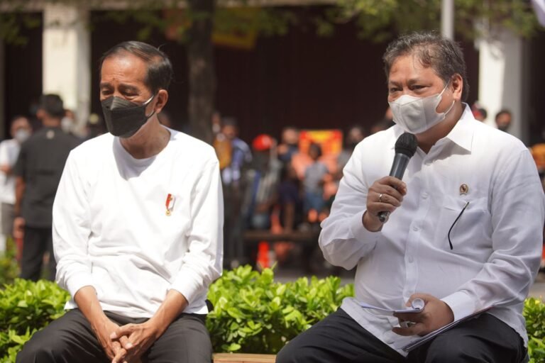 Menko Airlangga Dampingi Presiden Jokowi Serahkan Bantuan Tunai Warung dan PKL