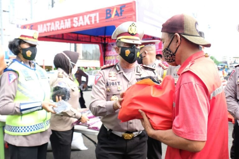 Satlantas Polrestabes Semarang dan Ditlantas Polda Jateng Tekankan Etika Berlalulintas Melalui Baksos
