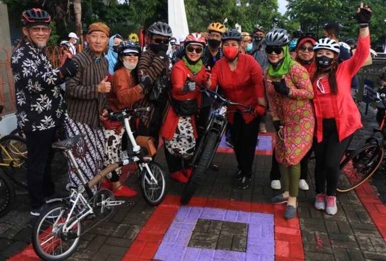 Wakil Walikota Semarang Pimpin Parade Gowes Berkebaya
