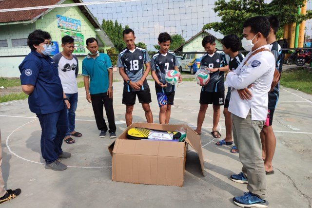 Lestari Moerdijat Bantu Salurkan Alat Olahraga ke Sejumlah Klub di Demak dan Kudus, Jawa Tengah