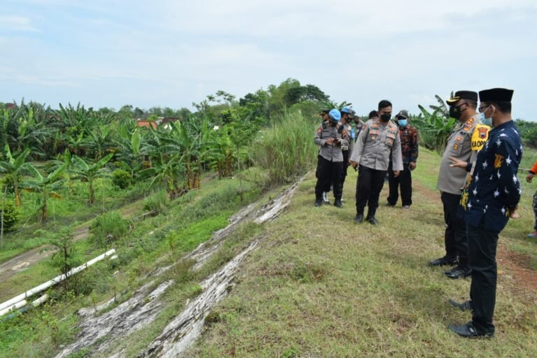 Kapolres Demak Cek Kondisi Tanggul Sungai Tuntang