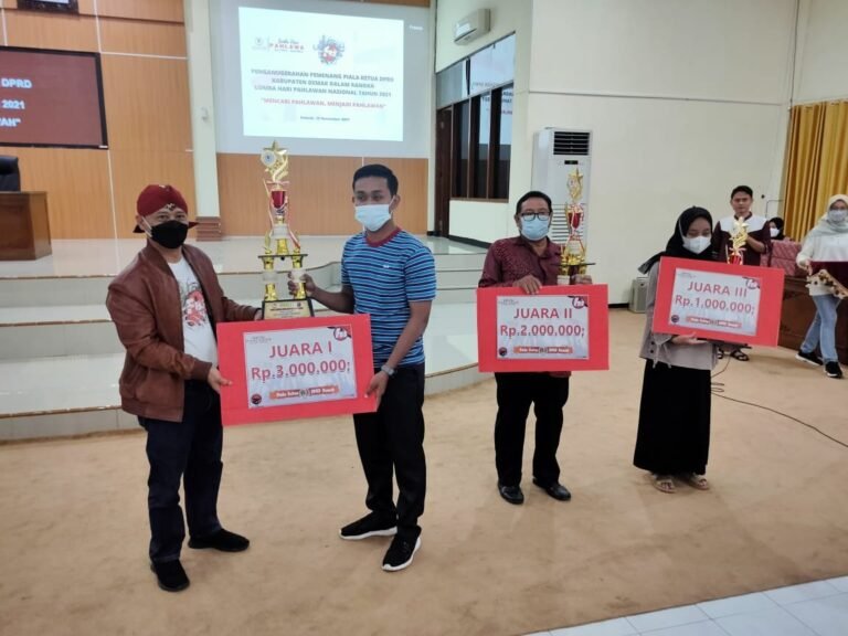 Mencari Pahlawan Menjadi Pahlawan