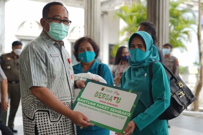 Grab, Salurkan Donasi Sembako di Semarang