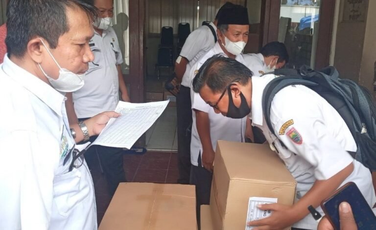 Bagikan Ribuan Buku Untuk Sekolahan