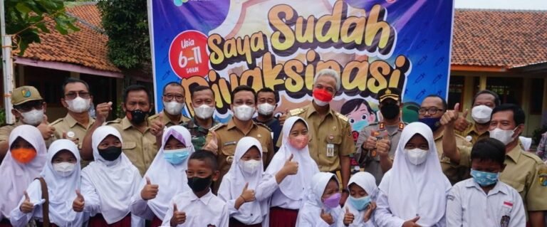 Gubernur dan Wali Kota Lihat Vaksinasi Anak SD