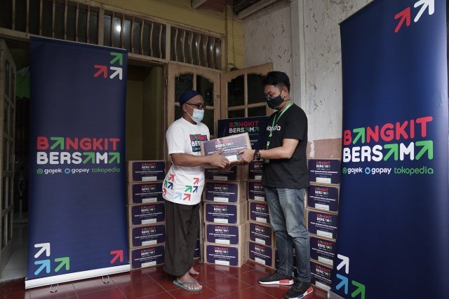 Goto Bagikan Sembako untuk Warga