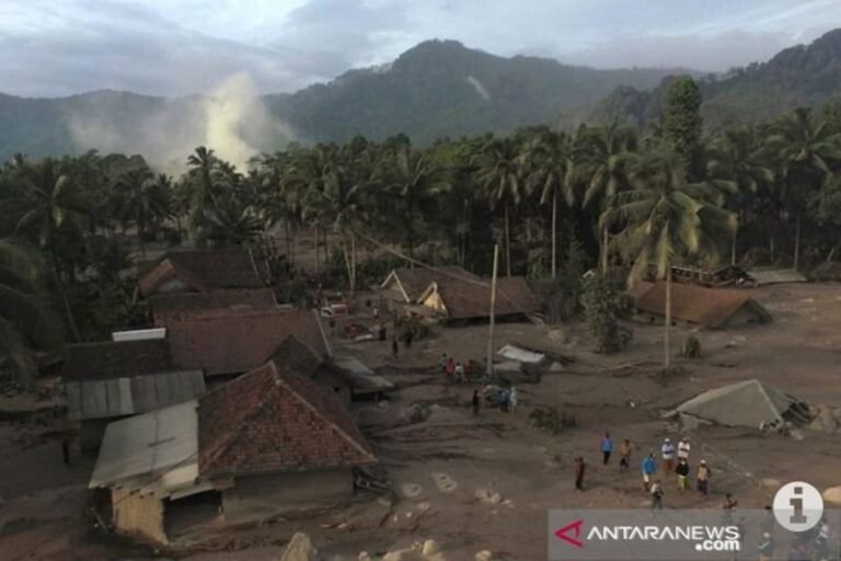 Korban Jiwa Erupsi Semeru 14 Orang, Ribuan Warga Mengungsi