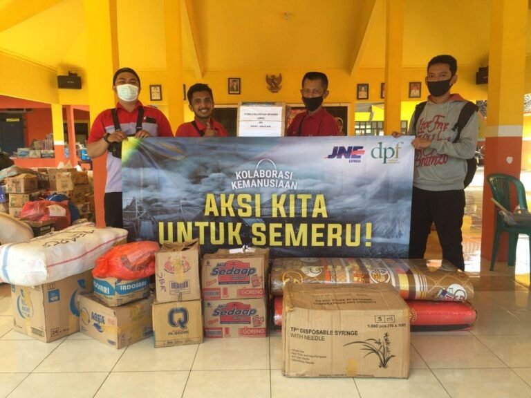 JNE Bantu Dirikan Dapur Umum dan Gratiskan Ongkos Kirim Bantuan Semeru