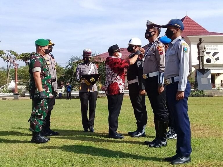 Polres-Pemkab Semarang Pasang Stiker di Rumah Pemudik