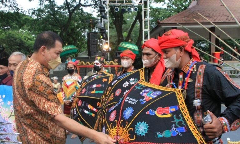 Lestarikan Kerajinan Payung Melalui Festival Payung Indonesia ke-8 di Surakarta