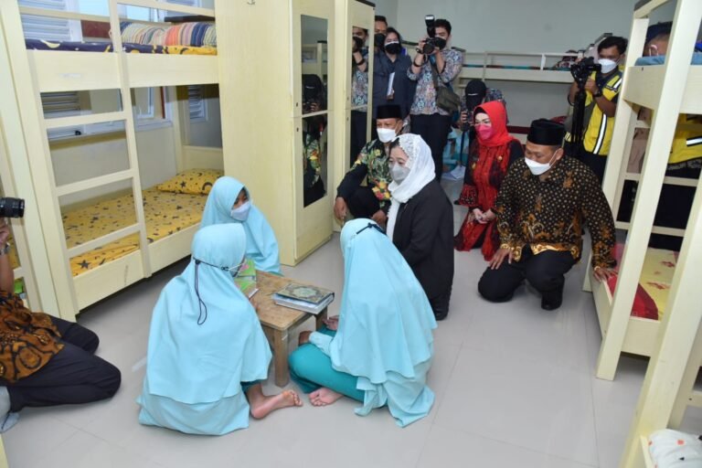 Puan Resmikan Rusun Ponpes Az Zayadiy dan Pantau Vaksin Anak
