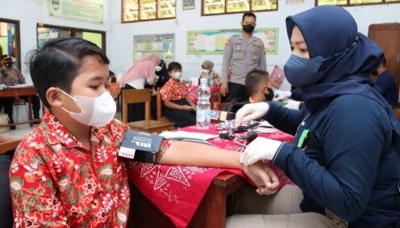 Percepatan Vaksin Anak, Polres Sukoharjo Jemput Bola Datangi SD – SD