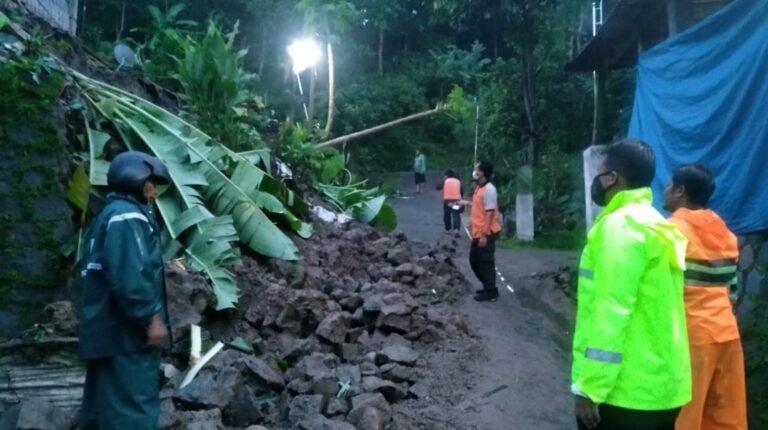 Tanah Longsor Putuskan Jalan Penghubung Sragen – Grobogan