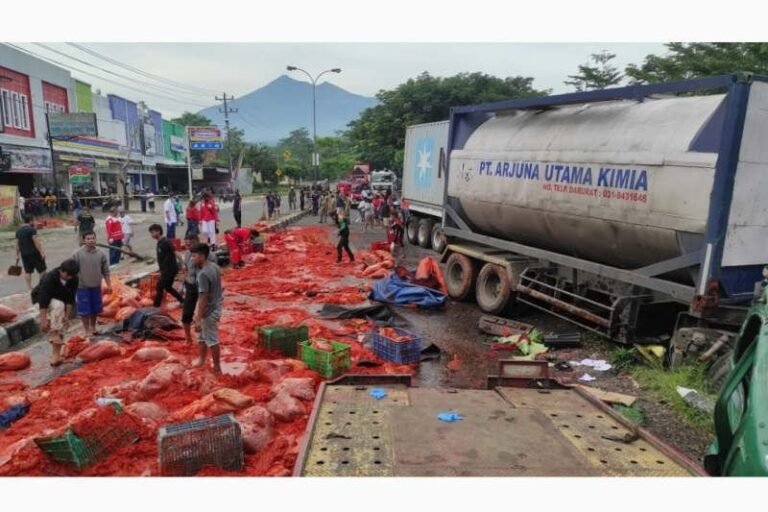 Kecelakaan di Salatiga Libatkan Dua Truk, Pengemudi Mio Tewas