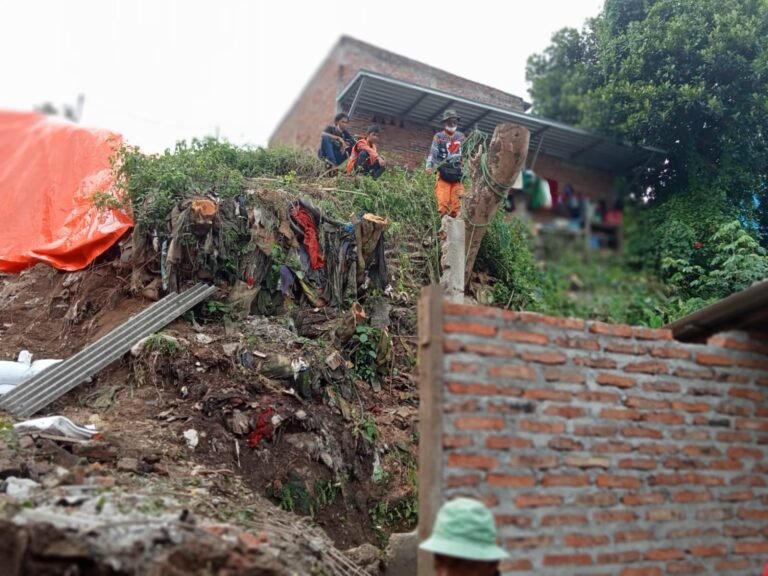 Bank Sampah Tembalang Bantu Korban Longsor