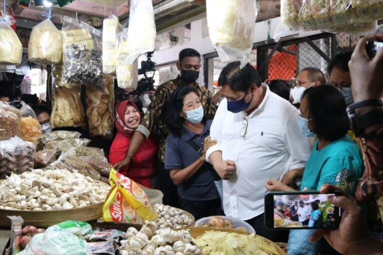 Operasi Pasar di Salatiga, Airlangga Hartarto Disambut Histeris Emak-emak