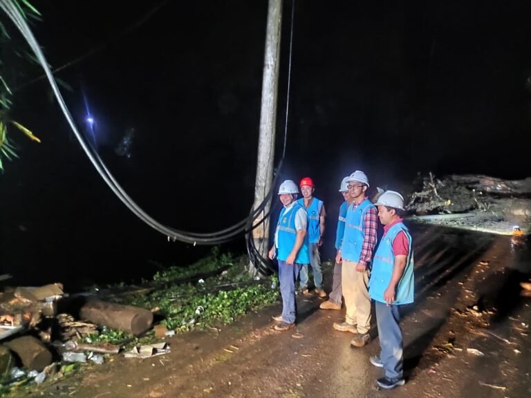 Meski Terkendala Jalan Putus, PLN Berhasil Normalkan Listrik di Pekalongan