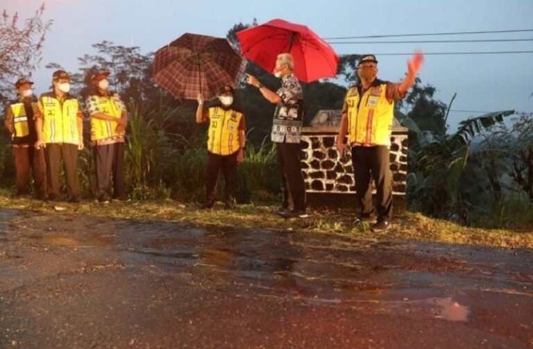 Ada Laporan Jalan Rusak, Ganjar Gercep Sidak Ruas Banjarnegara-Pekalongan