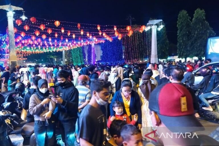 Gibran Putuskan Matikan Lampion Imlek Selama Satu Pekan