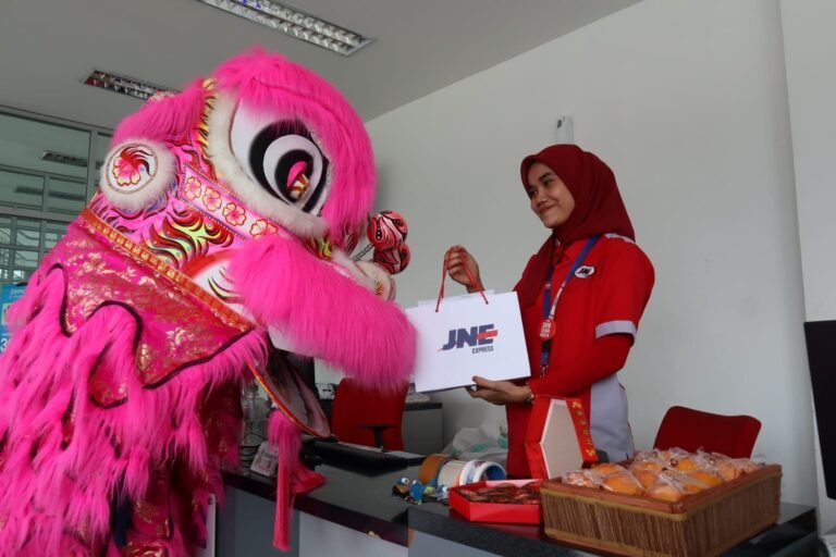 JNE Bagi-bagi Angpao Imlek