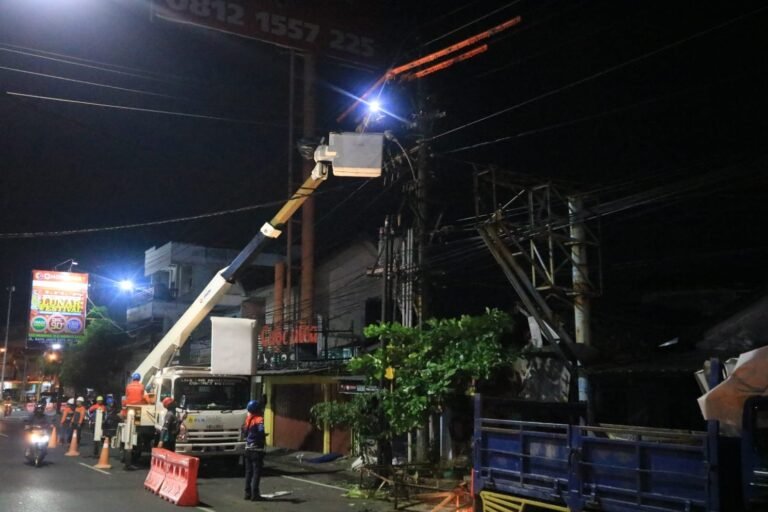 PLN Normalkan Aliran Listrik di Yogyakarta