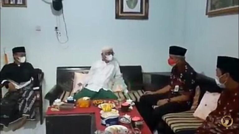 Sowan Gus Mus, Ganjar Maknai Ungkapan “Tetep Gondelan Sarunge Kiai”
