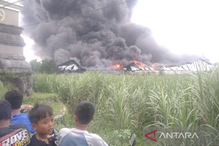 Pabrik Plastik di Pati Terbakar