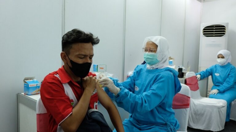 Patra Niaga RJBT Vaksinasi Booster 92 Awak Mobil Tangki dan 90 Operator SPBU