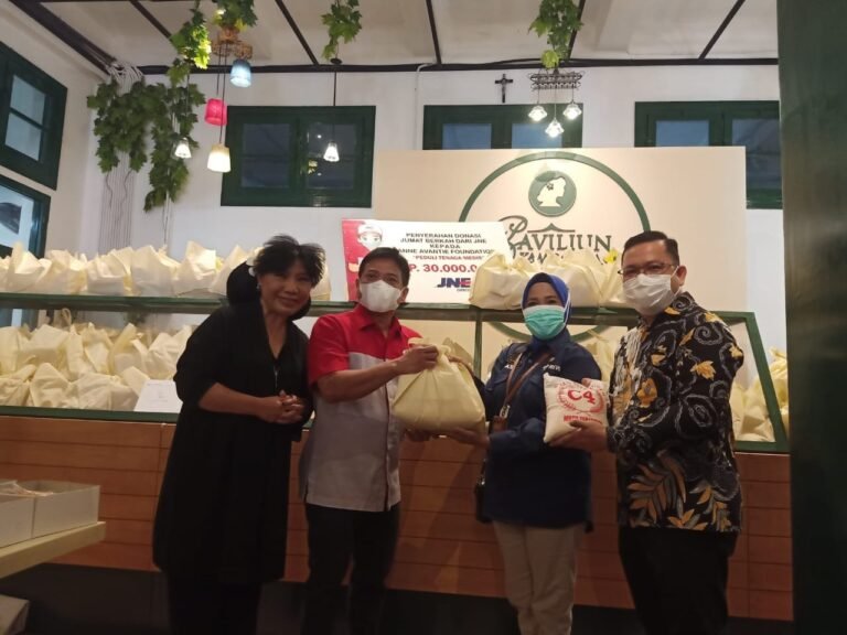 JNE Bersama Anne Avantie dan Derma9 Peduli Tenaga Medis